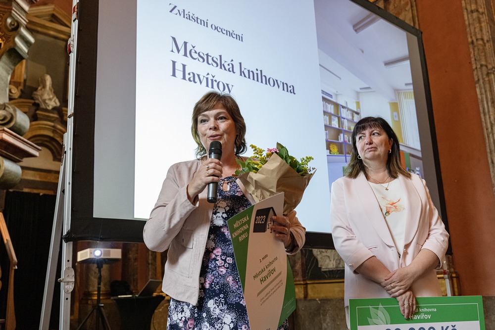 Ředitelka Městské knihovny Havířov přebírá cenu za 2. místo v soutěži Městská knihovna roku 2023