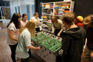 Stolní fotbálek je u mládeže velmi oblíbený