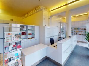 Obslužný pult s propagačními letáčky