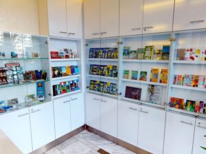 Nabídka suvenýrů a map