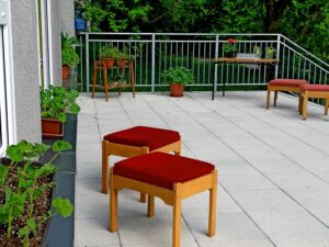 V letních měsících se na terase konají různé akce pro čtenáře