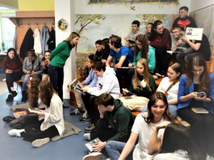 Vyvýšené schodiště slouží pro konání knihovnických besed