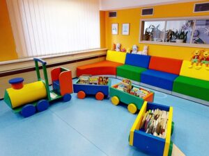 Dřevěný vláček s leporely pro nejmenší čtenáře