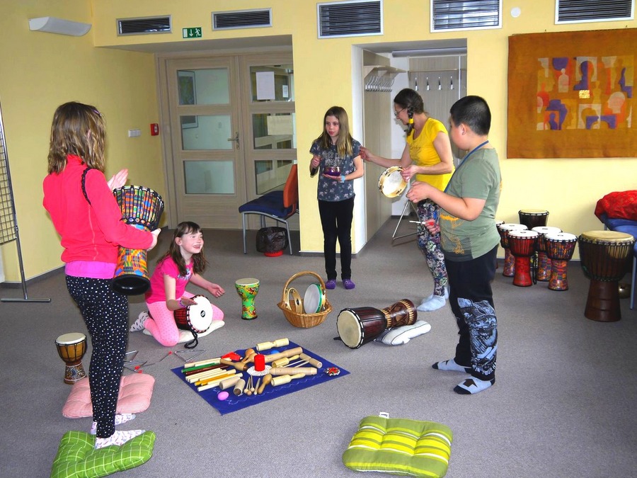 Děti zkoušejí hru na hudební nástroje v rámci programu Muzikohrátky