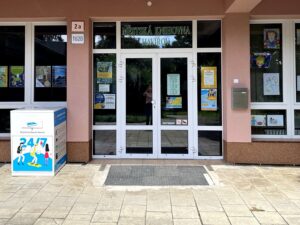 Vstup do pobočky na Šrámkově ulici a návratový box