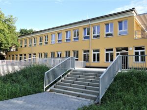 Zadní část budovy s terasou a vstupem do zahrady