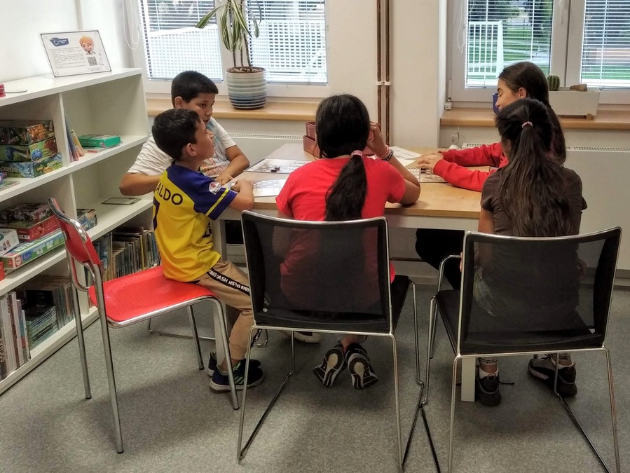 Děti hrají v knihovně společenské hry