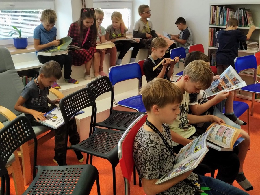 Děti z místní ZŠ pracují s knihami při jedné z knihovnických besed